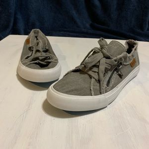 NWOT Blowfish Maggi Sneakers size 10US Gray